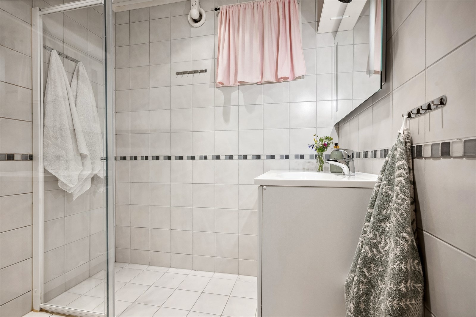 Badet i underetasjen er helfliset med hvite fliser har elektriske varmekabler Galleribilde