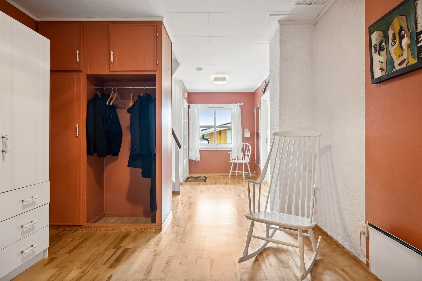 Videre kommer man inn i trappehallen, som byr på god plass til oppbevaring av både sko og yttertøy Galleribilde