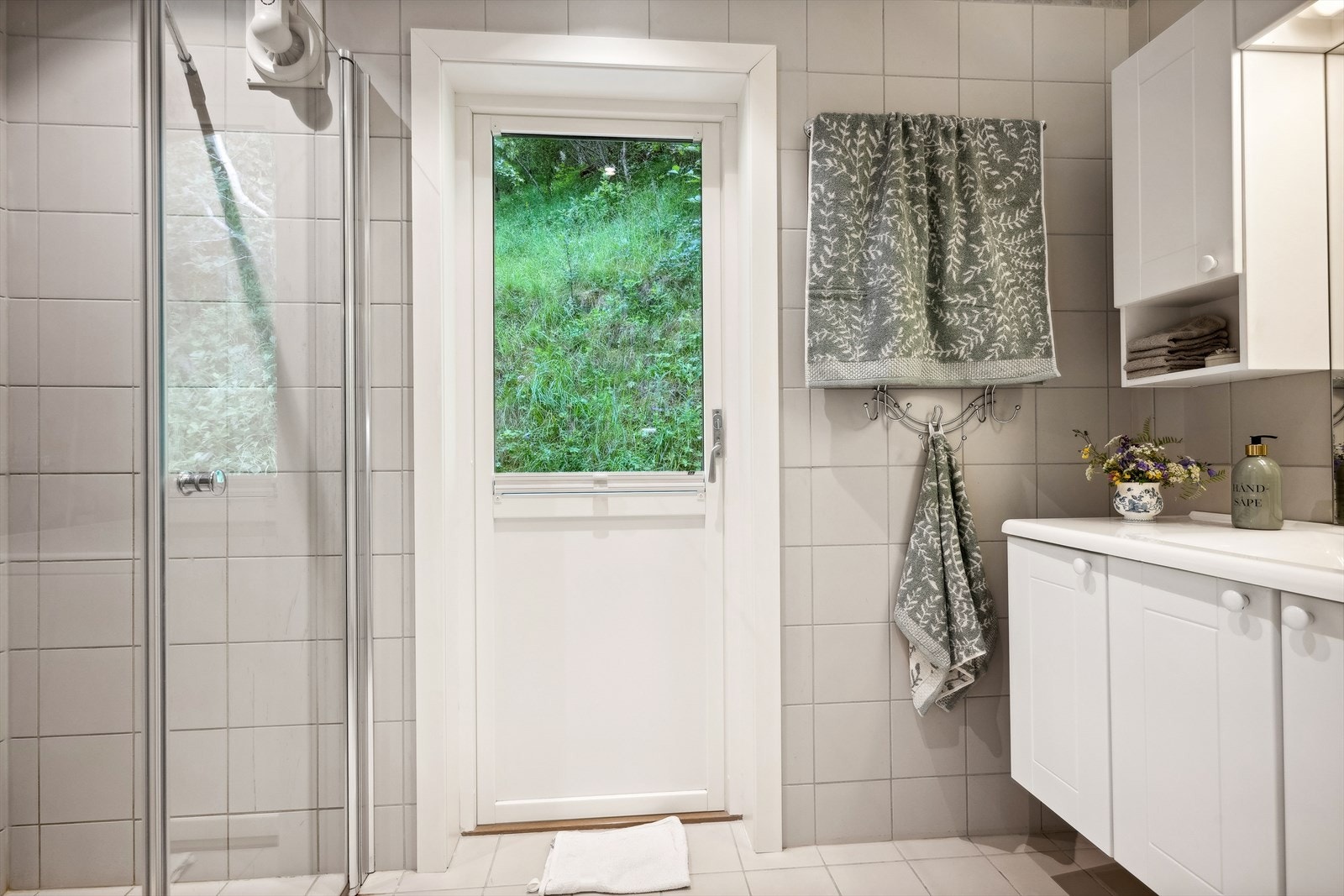 Badet har utgang til baksiden av boligen, noe som kan være praktisk når man skal inn med våte og skitne klær Galleribilde