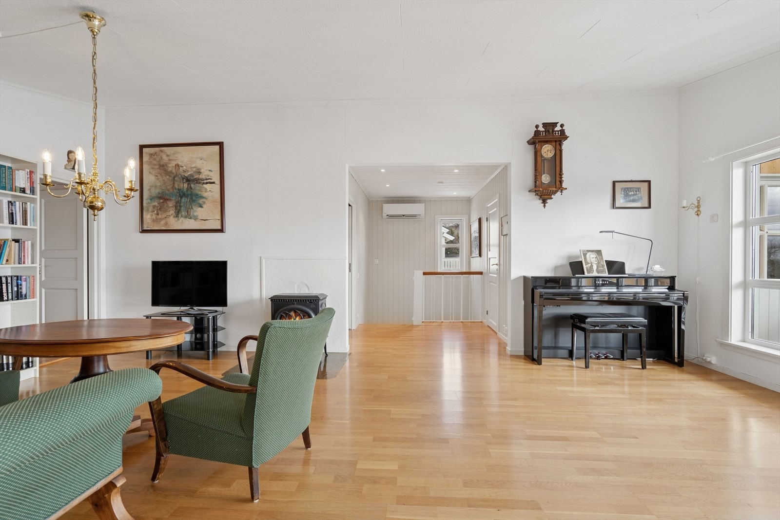 Vedfyring i stuen for de kaldeste vinterdagene eller bare for kosen sin del. Galleribilde