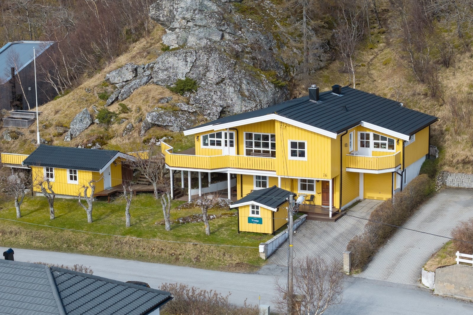 Det ble da lagt nytt tak, alle vinduer ble skiftet og kledning skiftet på 3/4 sider i hovedetasjen. Galleribilde