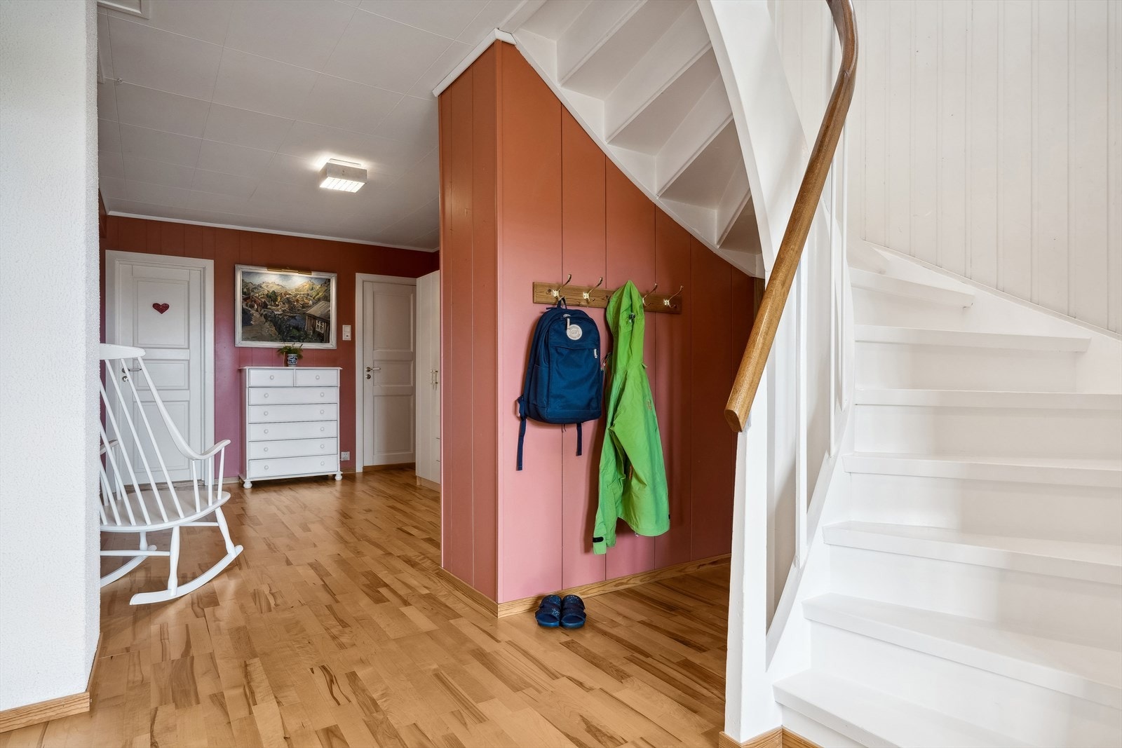 Herfra har man adkomst til alle hovedrommene i underetasjen og trapp opp til etasjen over Galleribilde