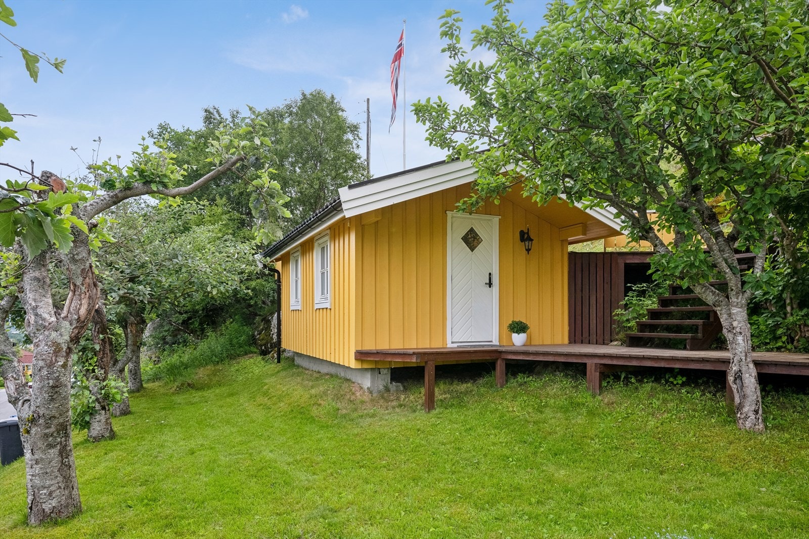 På tomten finner du utebod og uthus/anneks som gir boligen ekstra lagringsplass Galleribilde