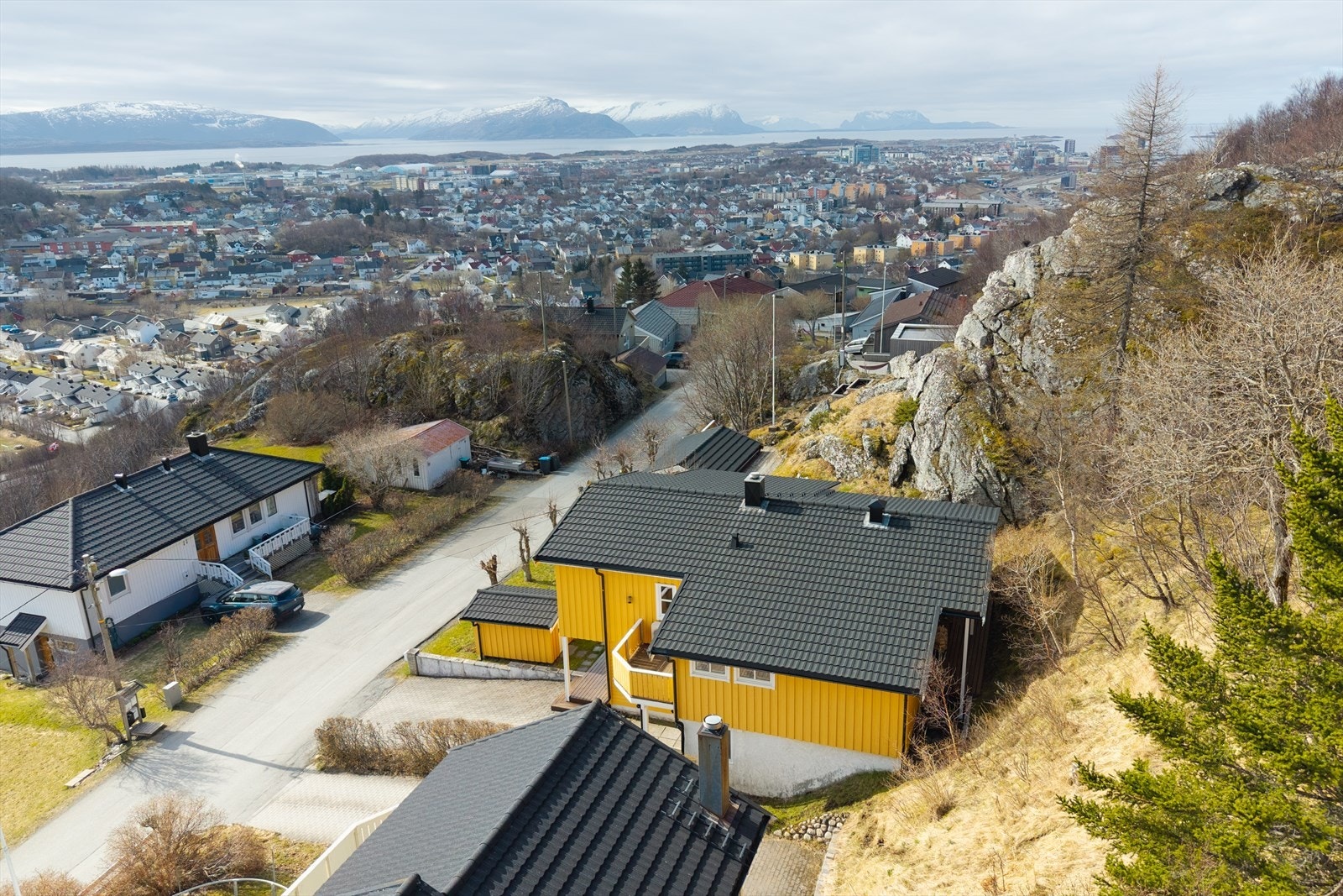 I skogen like bak går det sti som tar deg opp til Rønvikfjellet og Keiservarden Galleribilde