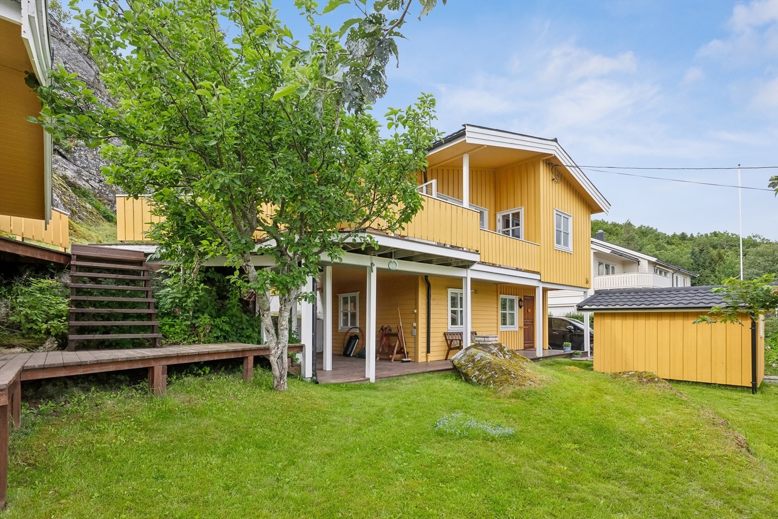 Hagen er pent opparbeidet og kan by på mye boltreplass/lekeareal for hele familien Galleribilde