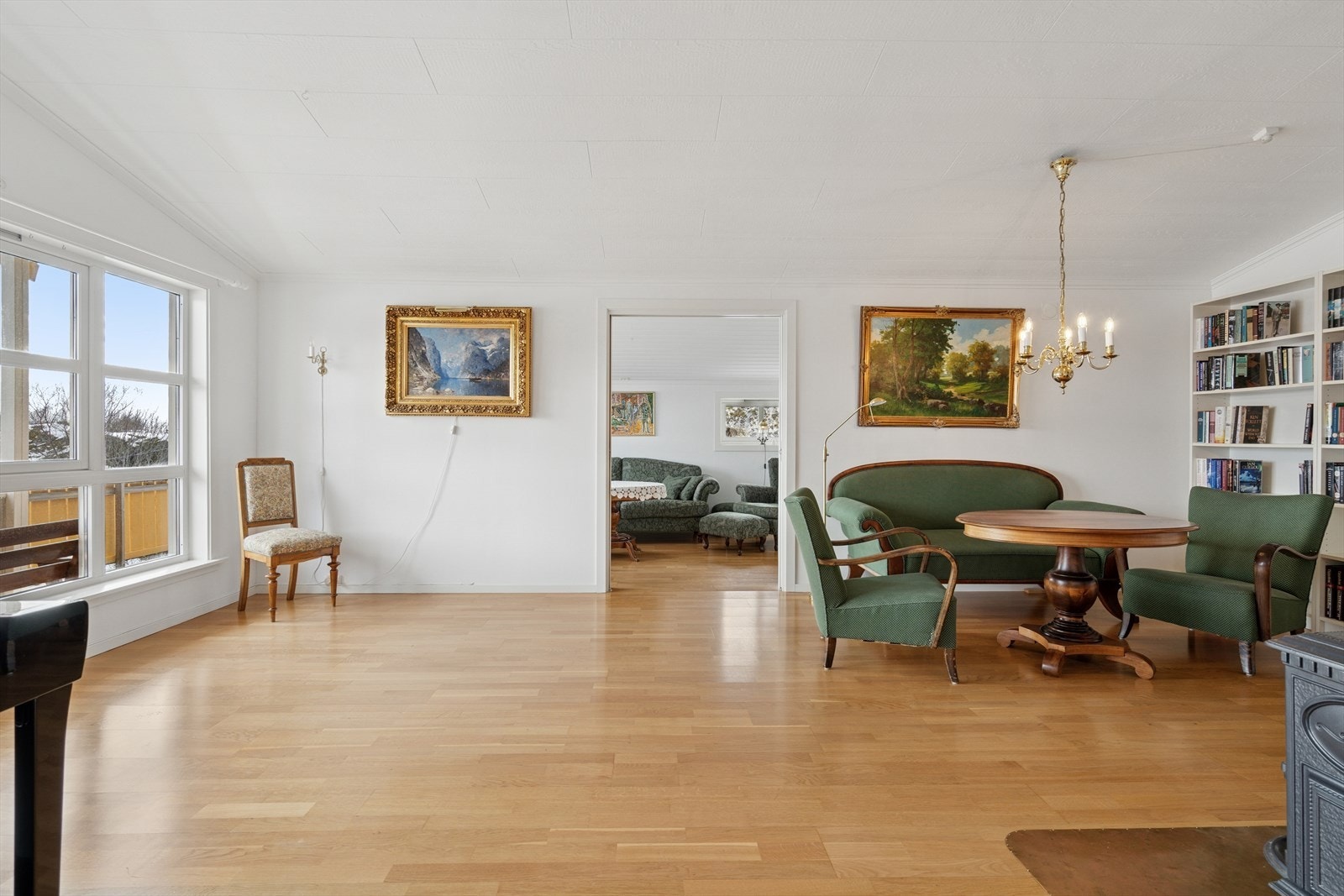Stuen er todelt og kan skilles av med skyvedører. Galleribilde