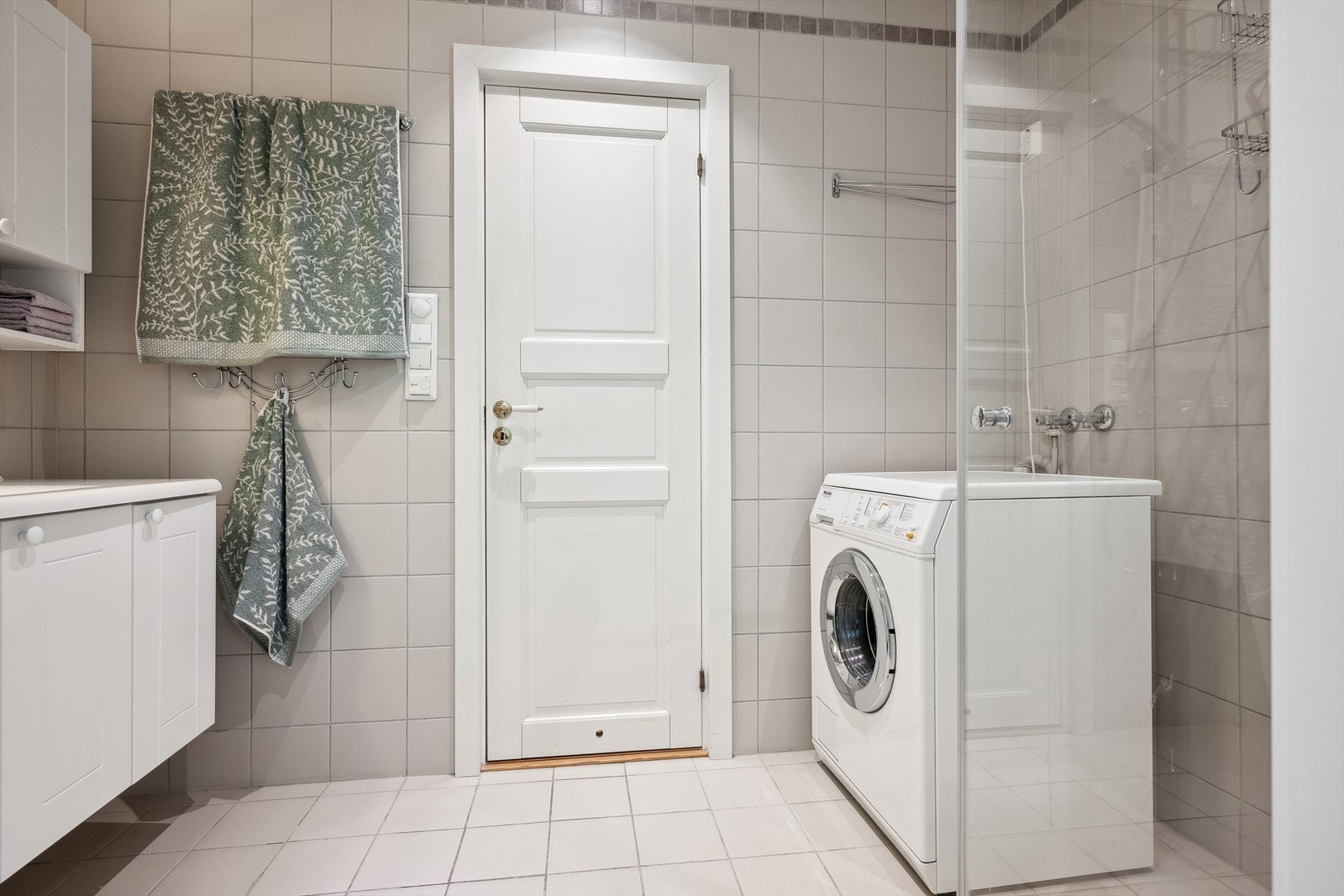 Badet ble oppgradert i 2013 og holder en stilren standard med flislagte overflater Galleribilde