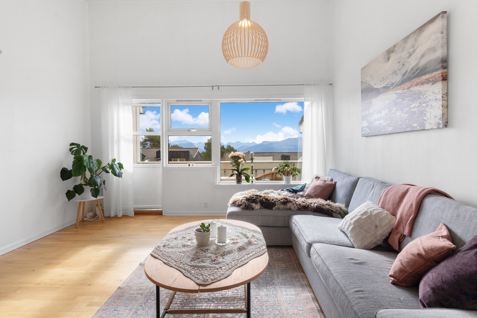 Direkte utgang fra stue til sydvendt veranda. Galleribilde