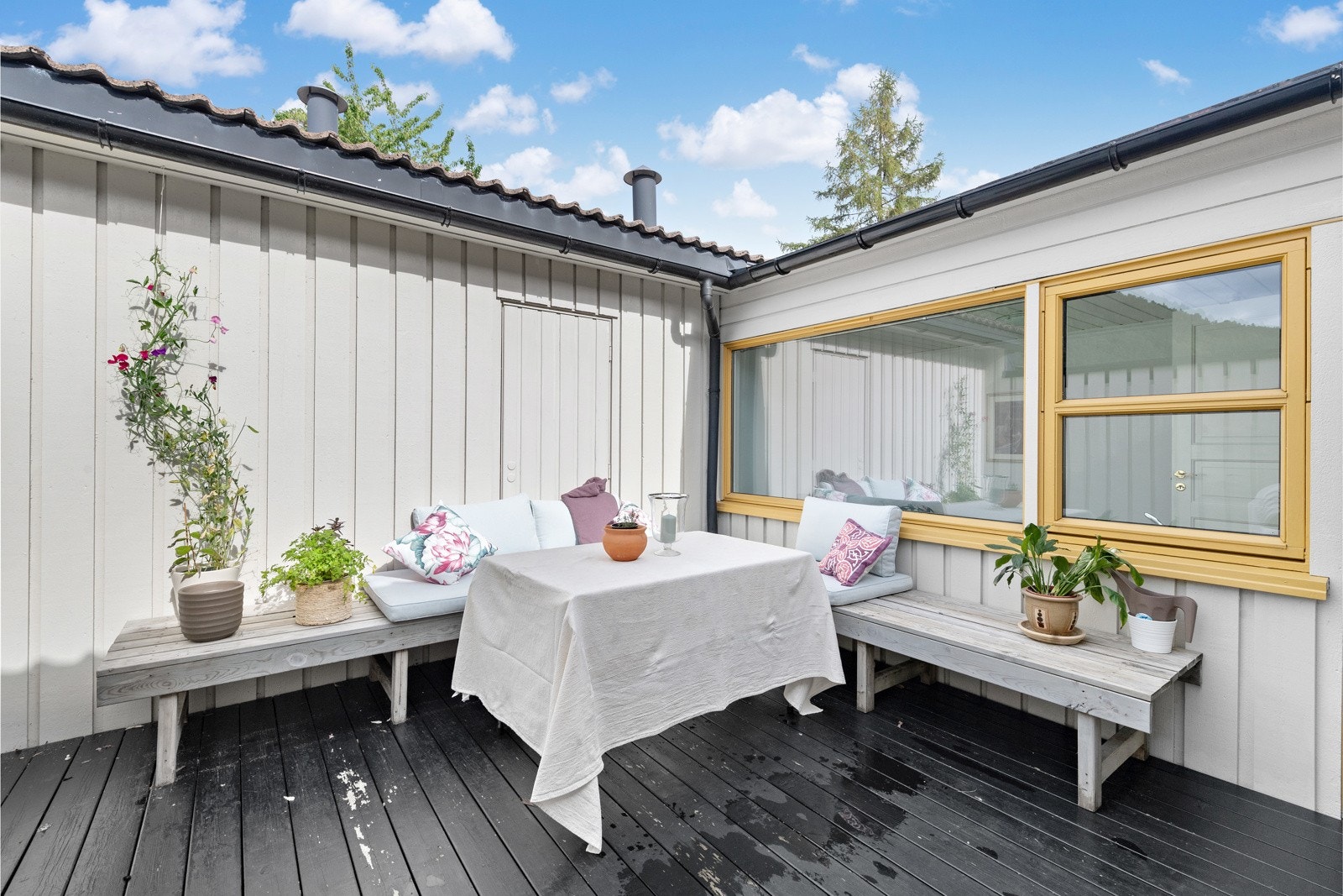 Eiendommen har en egen, helt usjenert terrasse i bakkant av boligen. Godt skjermet for vind. Galleribilde