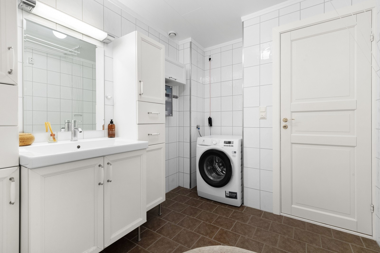 Bad med vaskenisje, og pent flisvalg. Galleribilde