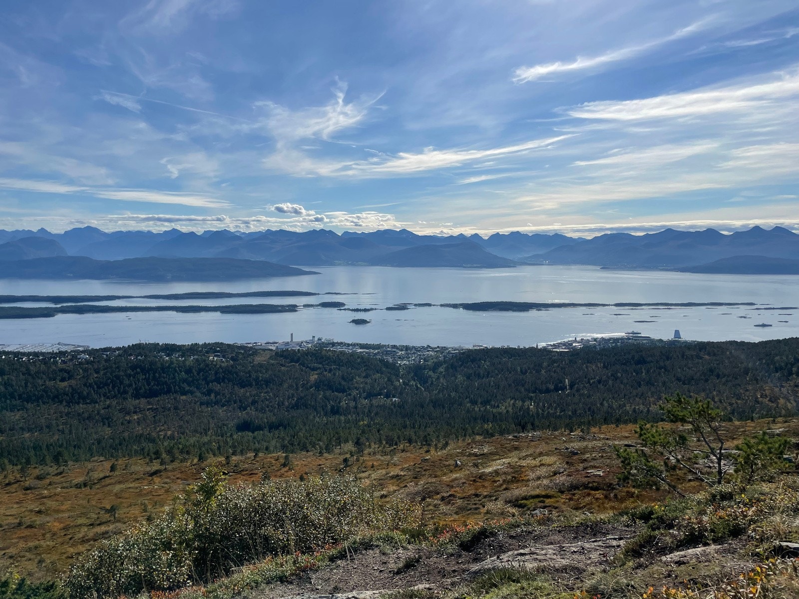 Det er utallige turmuligheter i terrenget bak borettslaget. Galleribilde