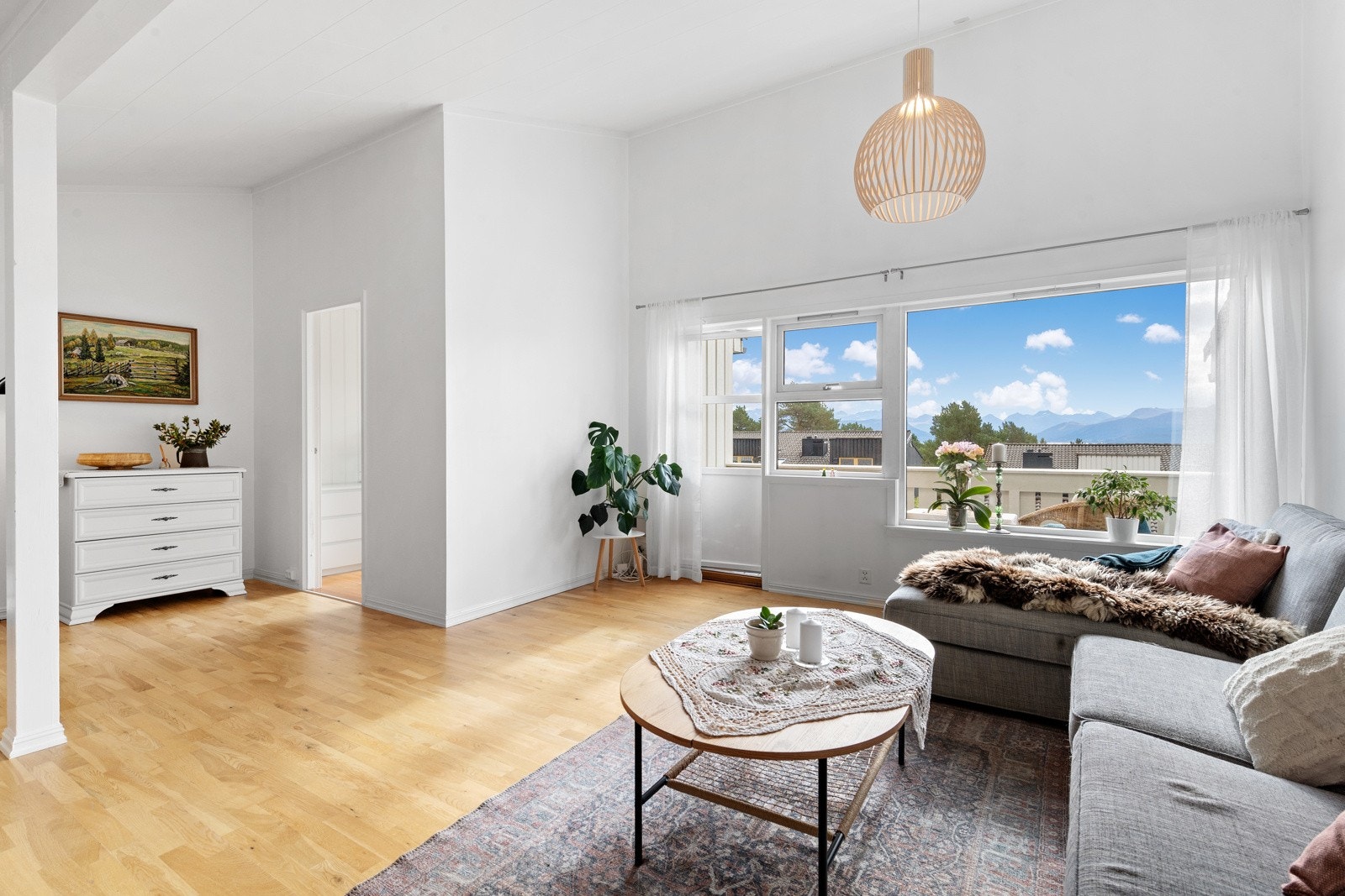 Stuen i øverste plan er pen med flott utsikt fra verandaen. Galleribilde