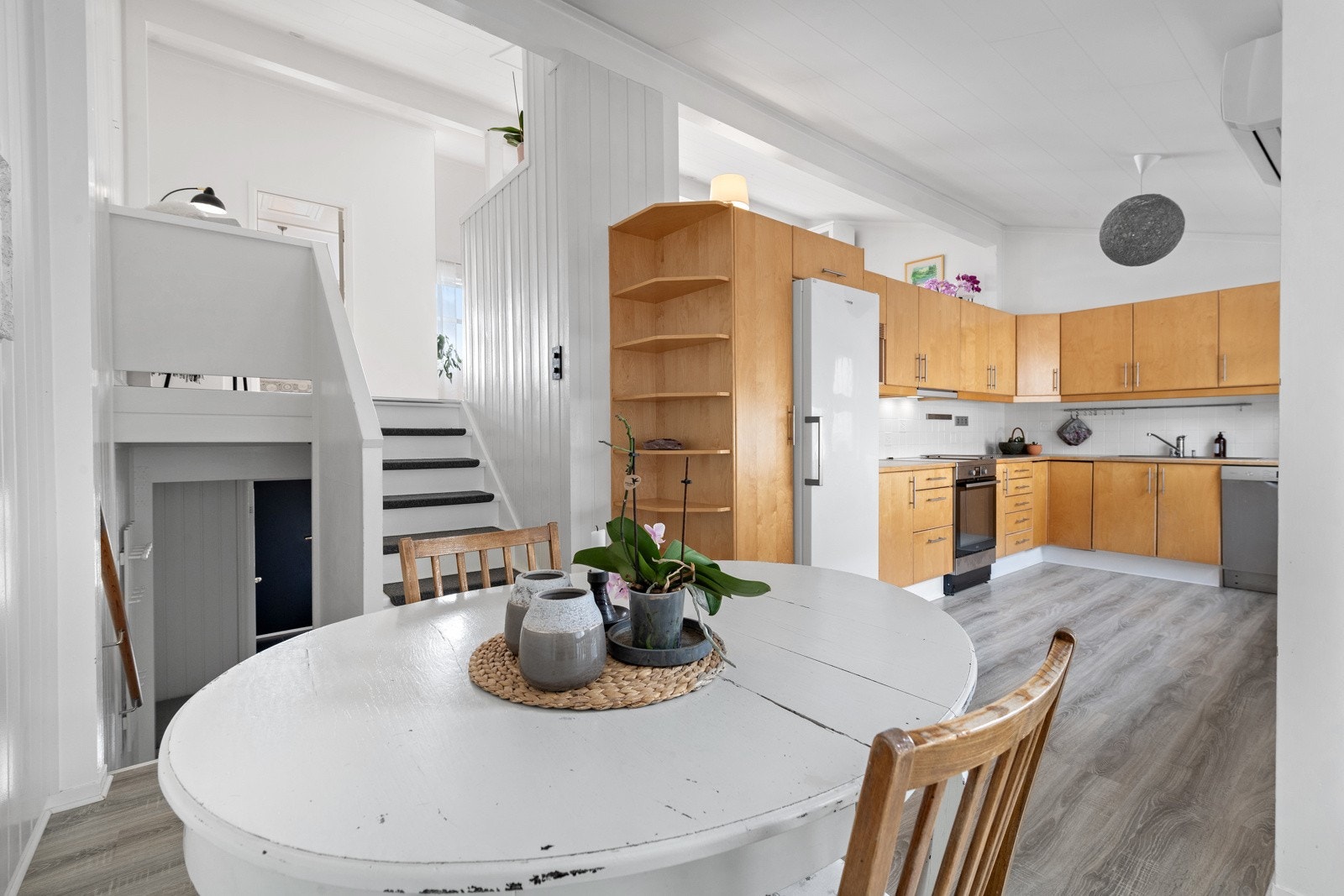 Boligen er delt inn i 3 halvplan + lagringskjeller. En spennende planløsning! Galleribilde