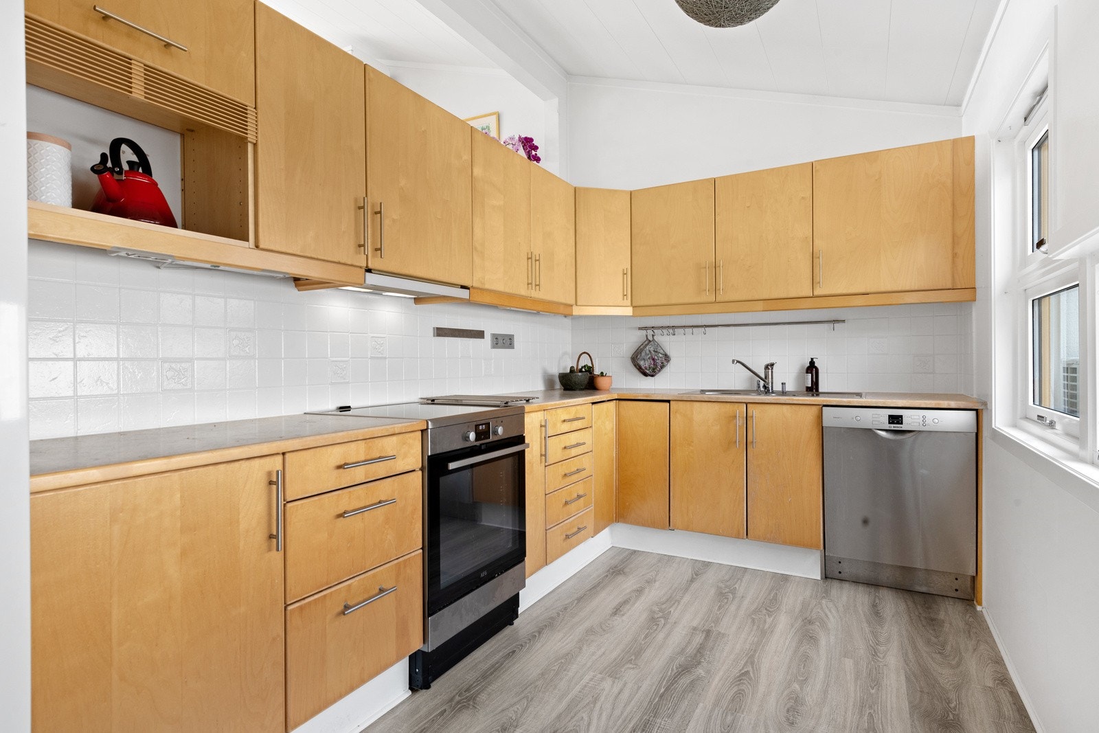 Romslig kjøkken med godt lysinnslipp. Galleribilde