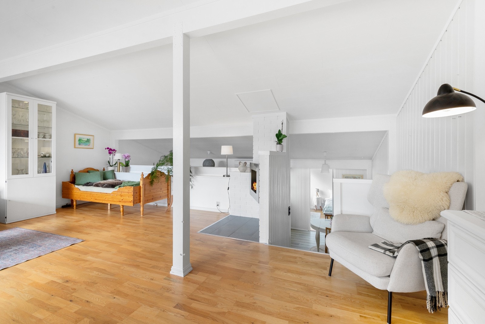 Stuen har plass til flere sittegrupper. Galleribilde