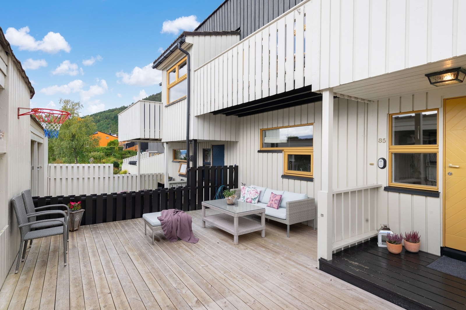 Fin terrasse med plass til både oppbevaring og sittegruppe. Galleribilde