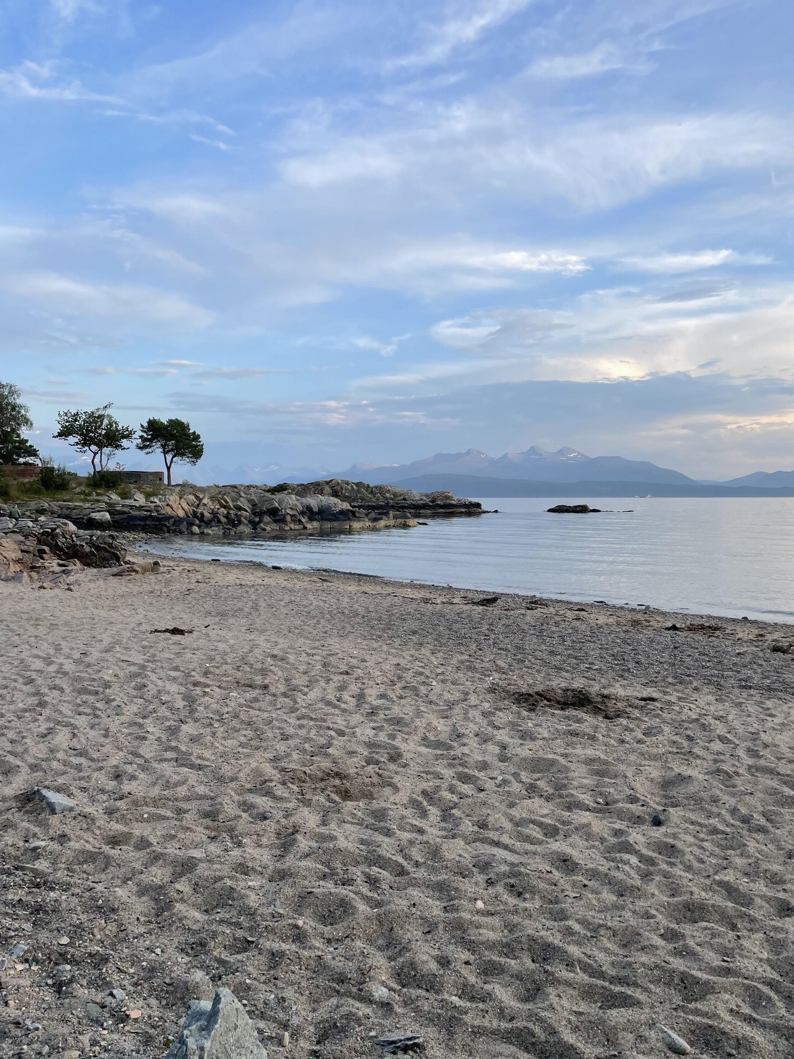 Det er ca. 3 minutters gange til sandstranden Kringstadbukta. Det er enda kortere til Moldemarka. Nærhet til begge deler gjør beliggenheten veldig god. Galleribilde