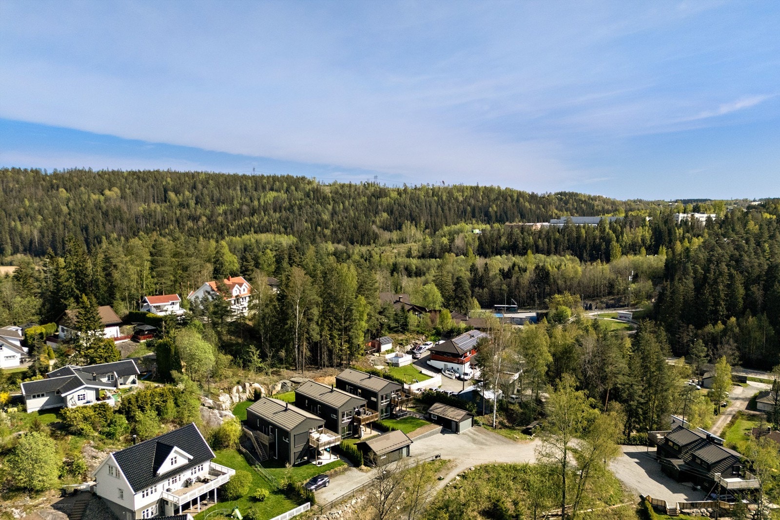Bussholdeplass ligger ca. 5 minutters gange fra boligen og barnehage like ved Galleribilde