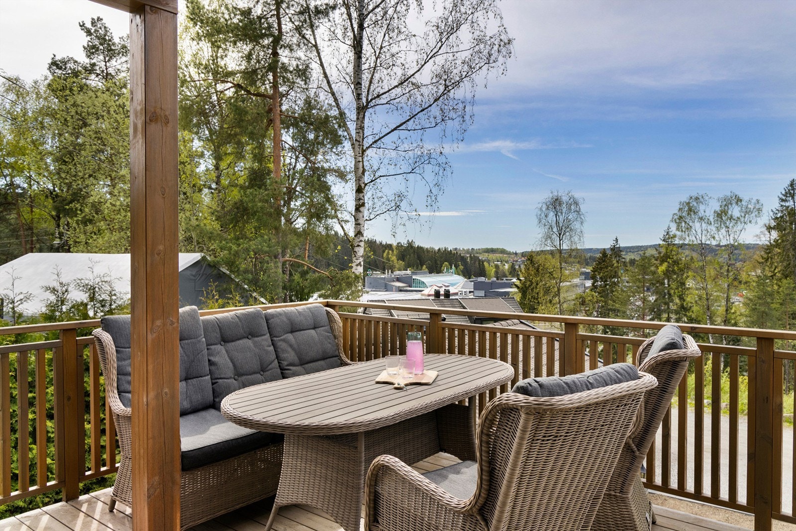 Verandaen er delvis overbygget og på ca. 16 kvm. Galleribilde