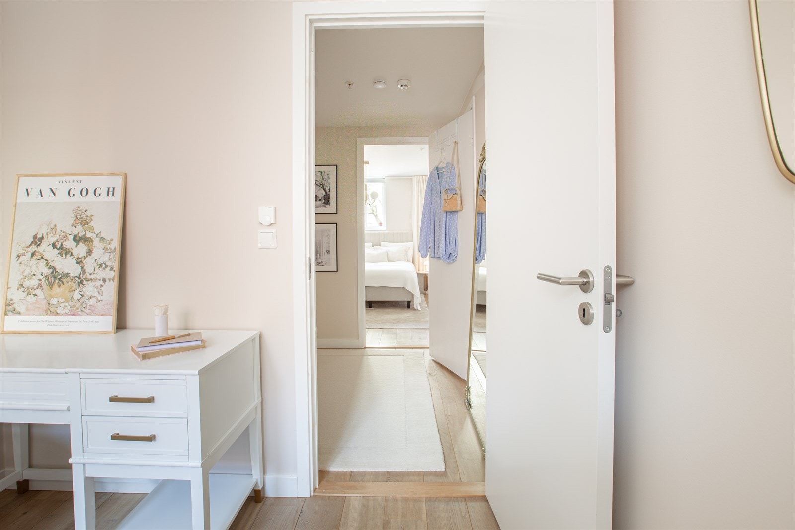 Soverom 1 oppleves også lys og romslig, og vender ut mot en lite trafikkert sidevei med lite innsyn fra bakkeplan. Galleribilde