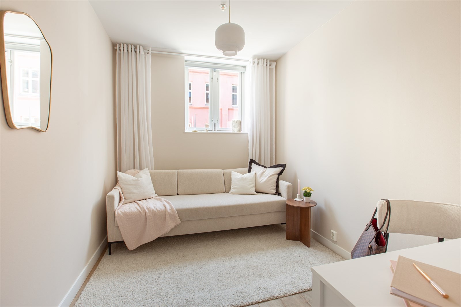 Soverom 1 er også av god størrelse med plass til dobbeltseng og tilhørende møblement, og har tidligere blitt brukt som hovedsoverom. Galleribilde