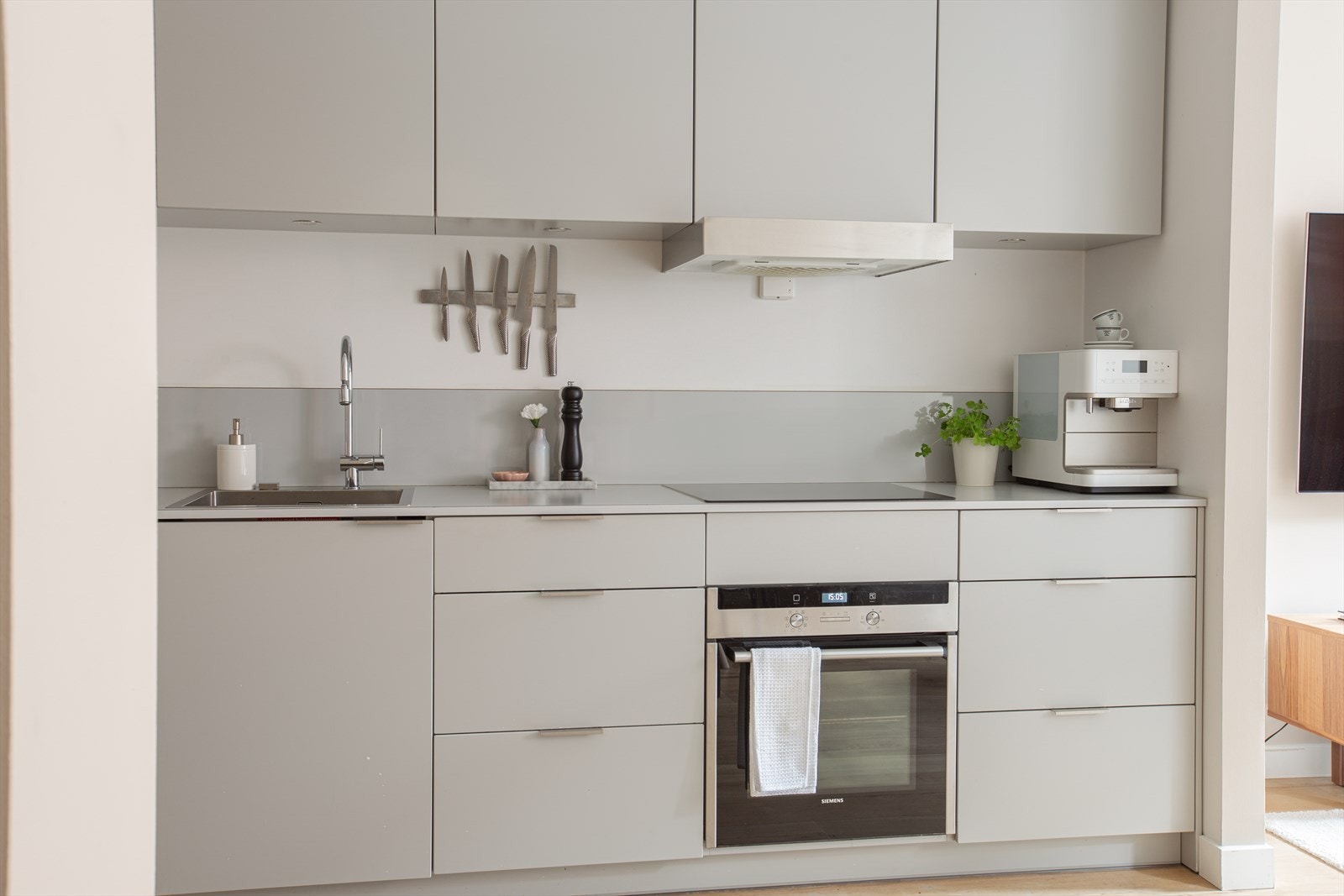Stilrent kjøkken fra 2014 med integrerte hvitevarer fra Siemens. Galleribilde