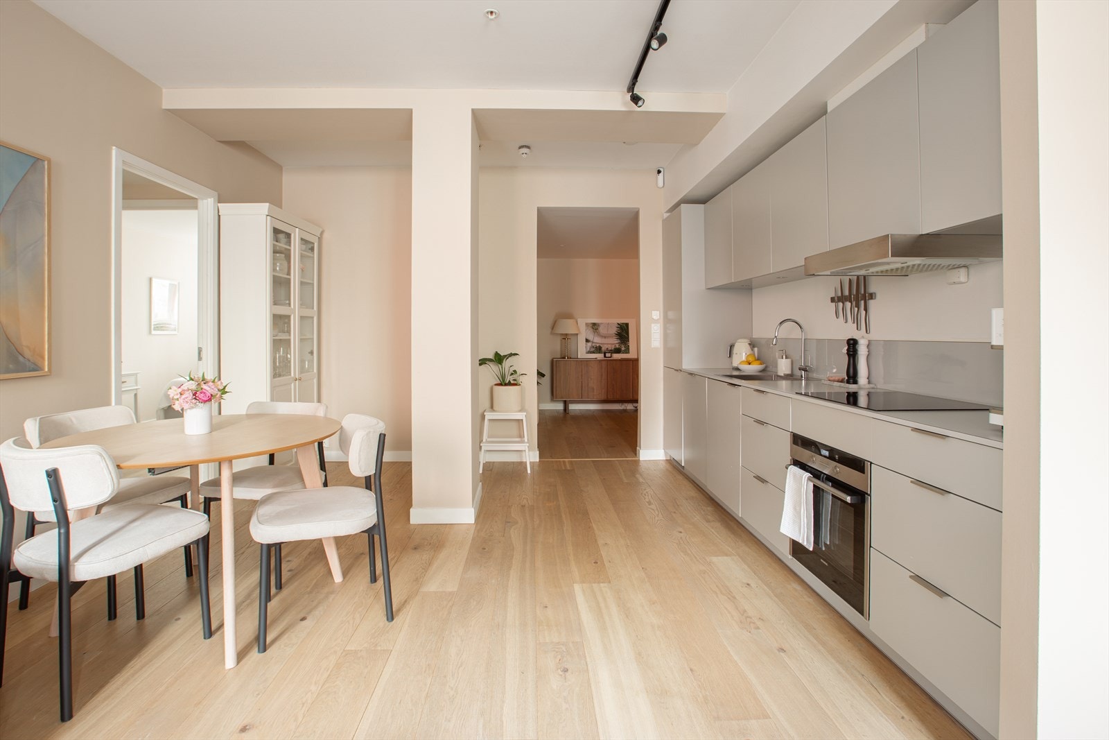 Moderne og praktisk leilighet fra 2014 med 2 store soverom, moderne bad og kjøkken, samt TG1 på alle punkter. Her kan du flytte rett inn! Galleribilde