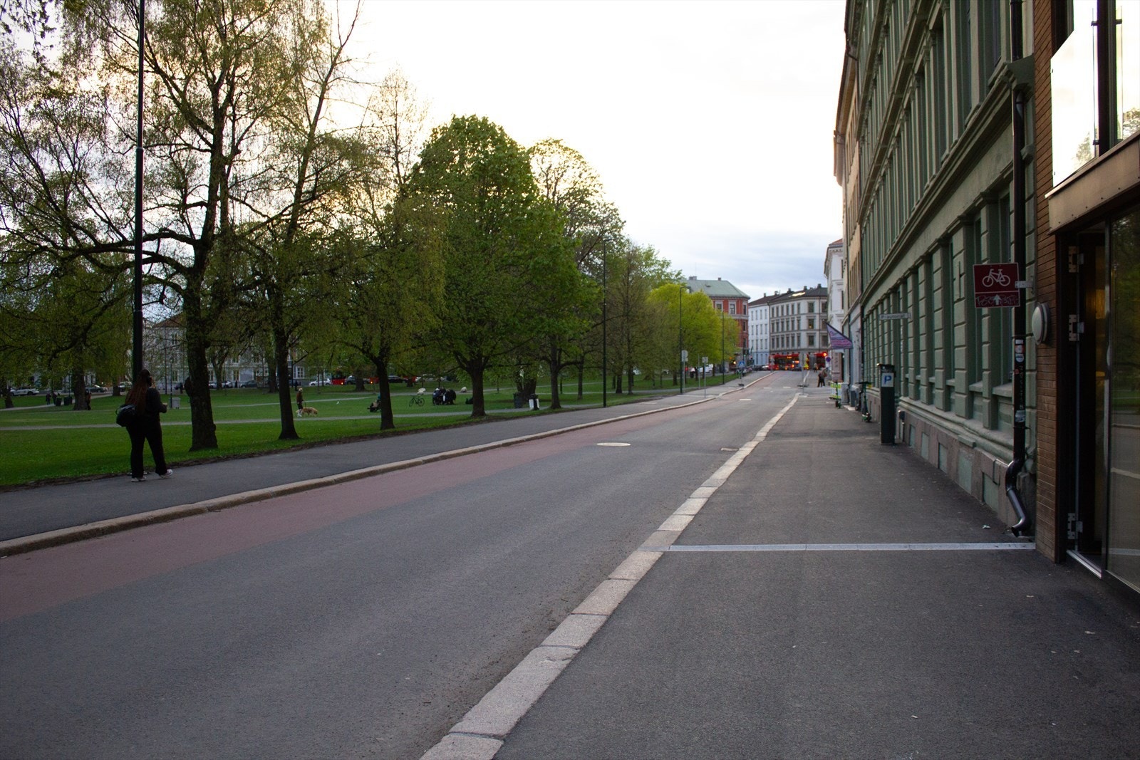 Helgesens Gate har blitt oppgradert i 2024, og har nå enveiskjørt trafikk og stor sykkelvei rett utenfor døren. Det er også rikelig med kollektivtilbud i umiddelbar nærhet. Galleribilde