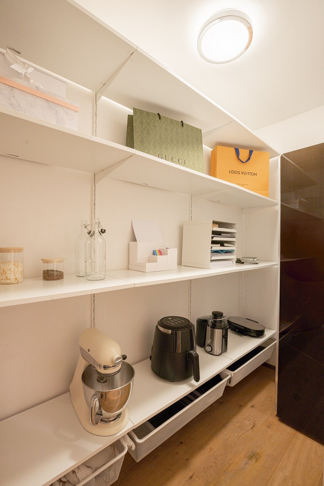 Nye hyller montert i 2024 og gir rikelig med oppbevaringsplass både på tvers og i høyden. Galleribilde