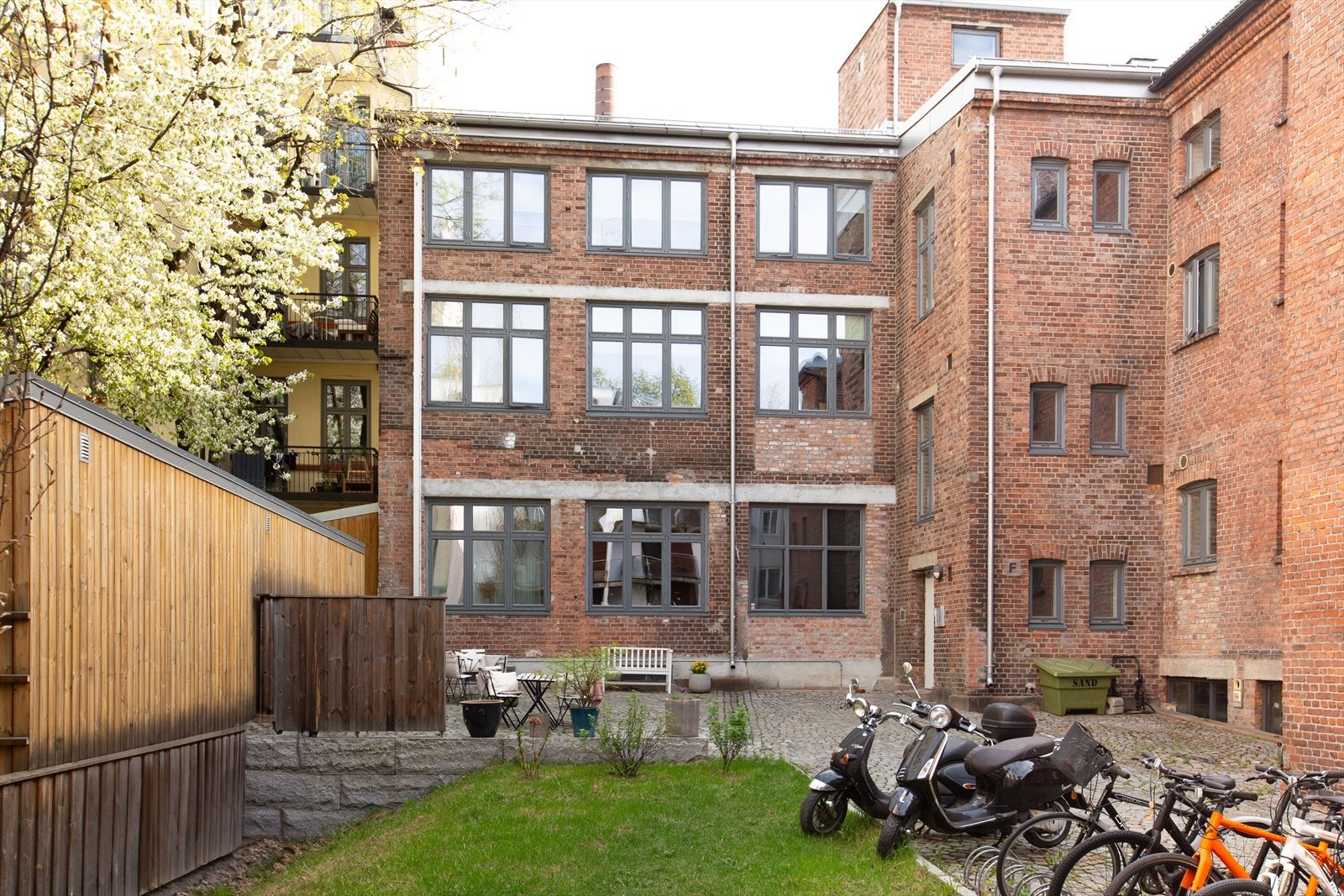 Dette er en pen og unik fabrikkbygning som er bevart i original stil, men modernisert og ombygd til leiligheter i 2014. Galleribilde