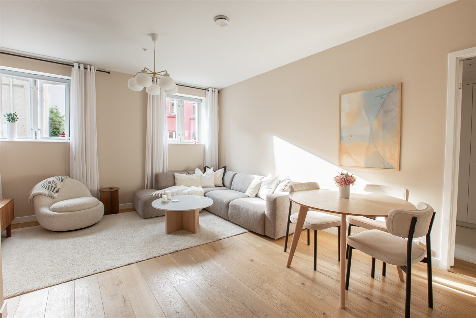 Velkommen til Helgesens Gate 42F - Presentert av Alban Hasi. Galleribilde