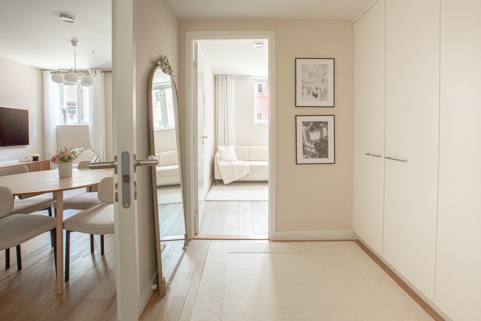 Legg merke til de pene og moderne overflatene som lyses opp av naturlig lys fra alle oppholds- og soverom. Galleribilde