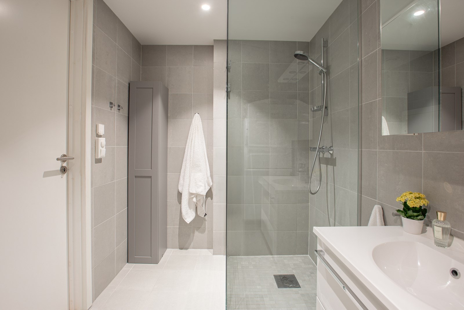 Lekkert, romslig og delikat baderom i flislagt utførelse fra 2014 med downlights i tak og vannbåren varme i gulvet. Galleribilde