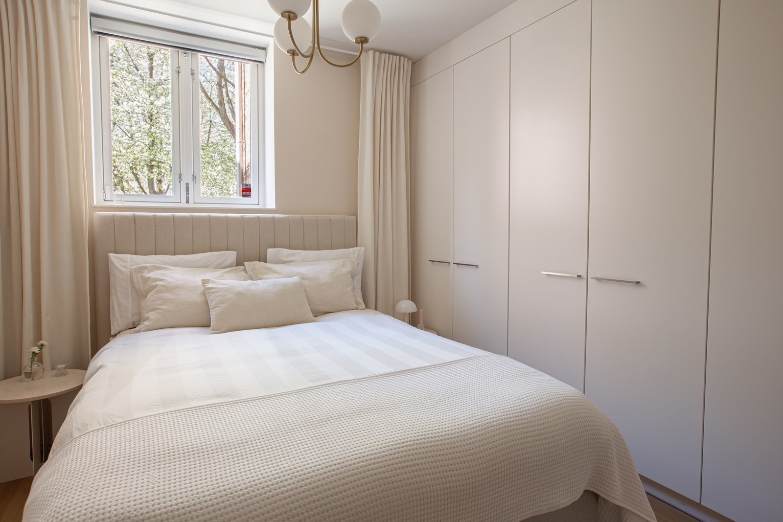 Praktiske, plassbygde skap sørger for svært god oppbevaringsplass. Galleribilde