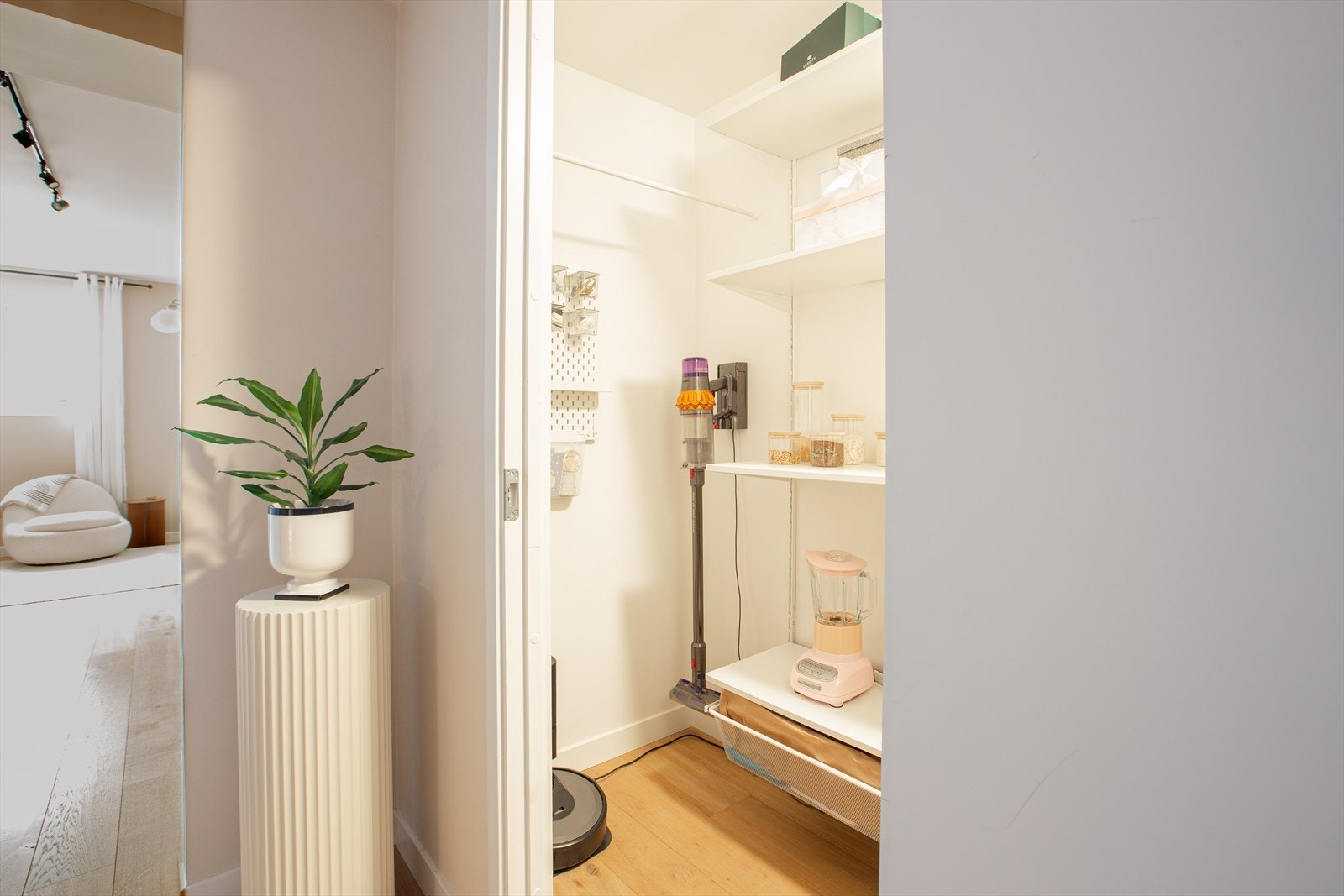 I tilknytning til entreen er det en praktisk og romslig innvendig bod. I tillegg disponerer leiligheten en kjellerbod på ca 5 m2 lett tilgjengelig via heis eller trapp. Galleribilde