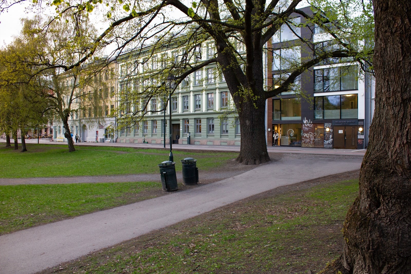 På sommeren kan man nyte lange kvelder i bakgården eller rett over veien i Sofienbergparken. Inngang til bakgården ligger til høyre på bildet. Galleribilde