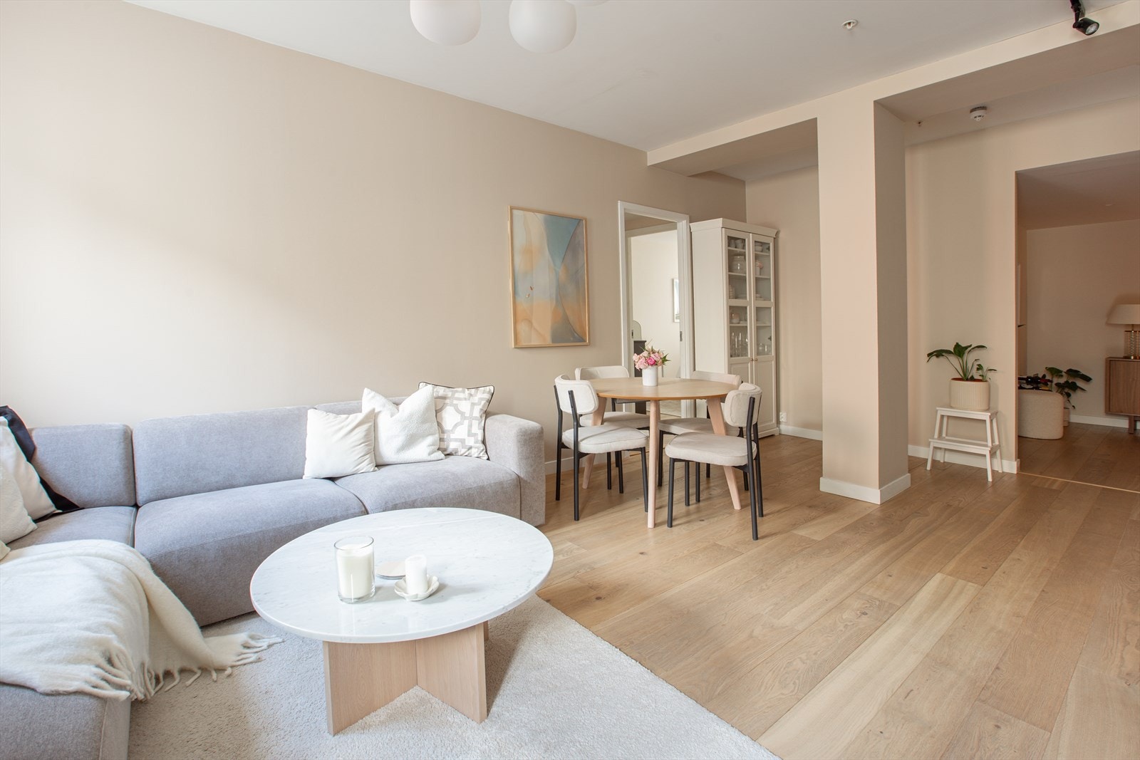 Leiligheten har svært lekre overflater som følge av at hele leiligheten ble i 2024 sparklet og malt i lune og tidløse farger. Galleribilde