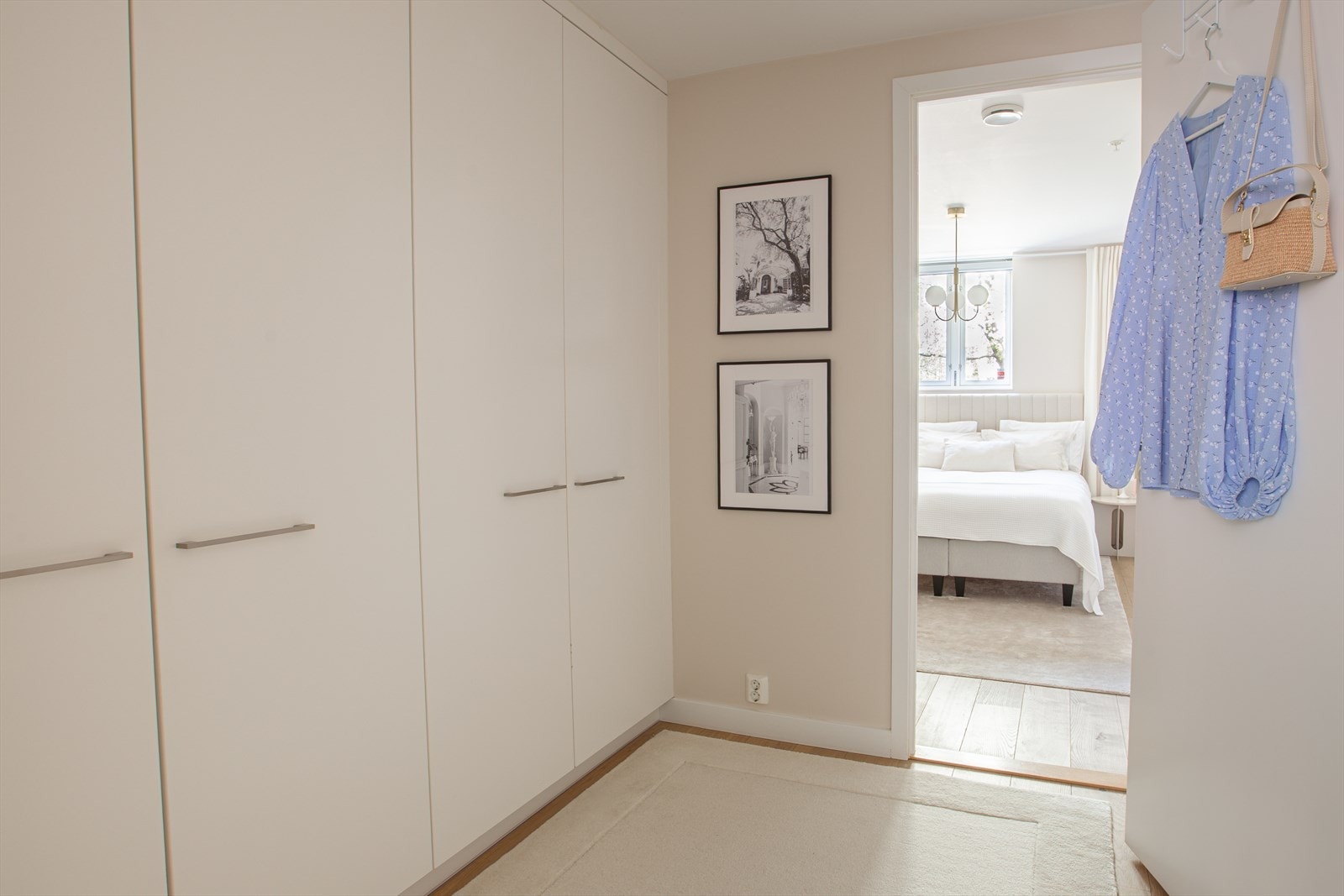 Soverommene ligger behagelig adskilt på hver sin side av mellomgangen. Galleribilde