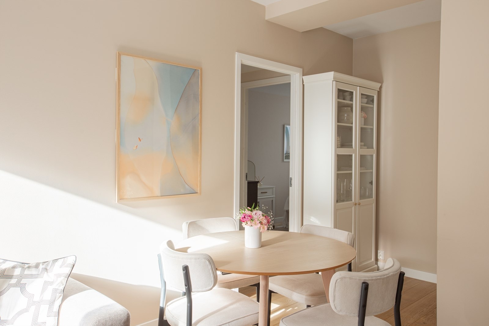 Den praktiske spisegruppen ligger i en sosial og åpen løsning, og har plass til et stort spisebord for både store og små sammenkomster. Galleribilde