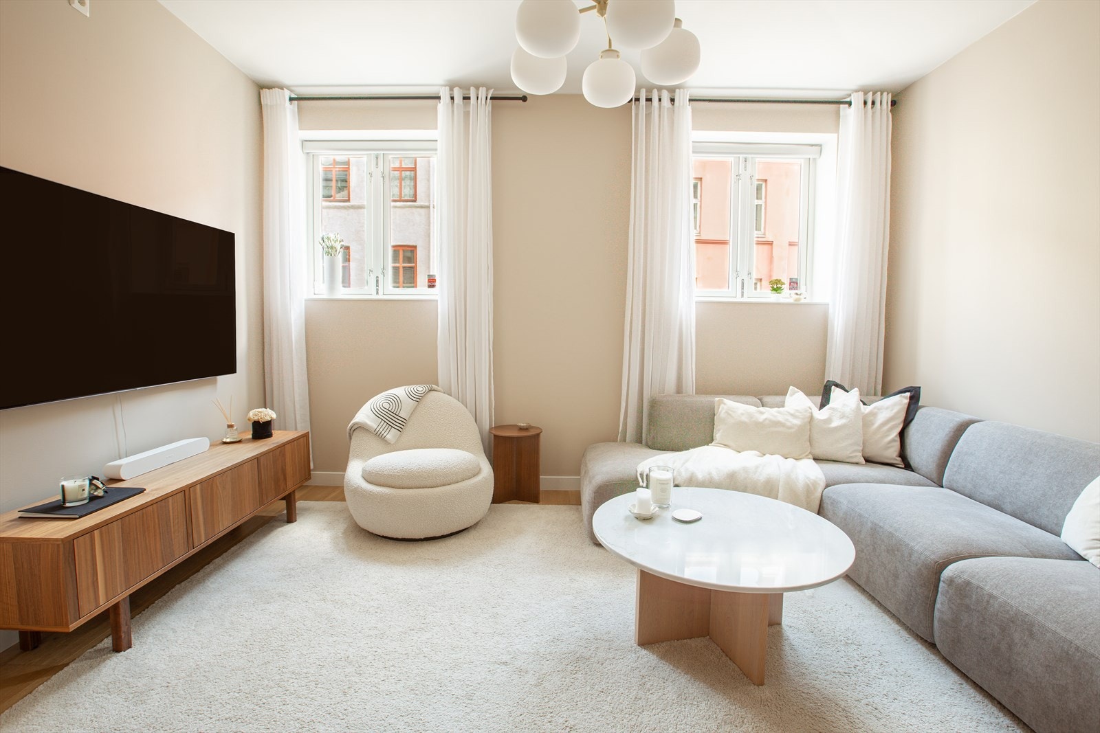 Leiligheten ligger i en høy første etasje med lite innsyn fra bakkeplan. Galleribilde