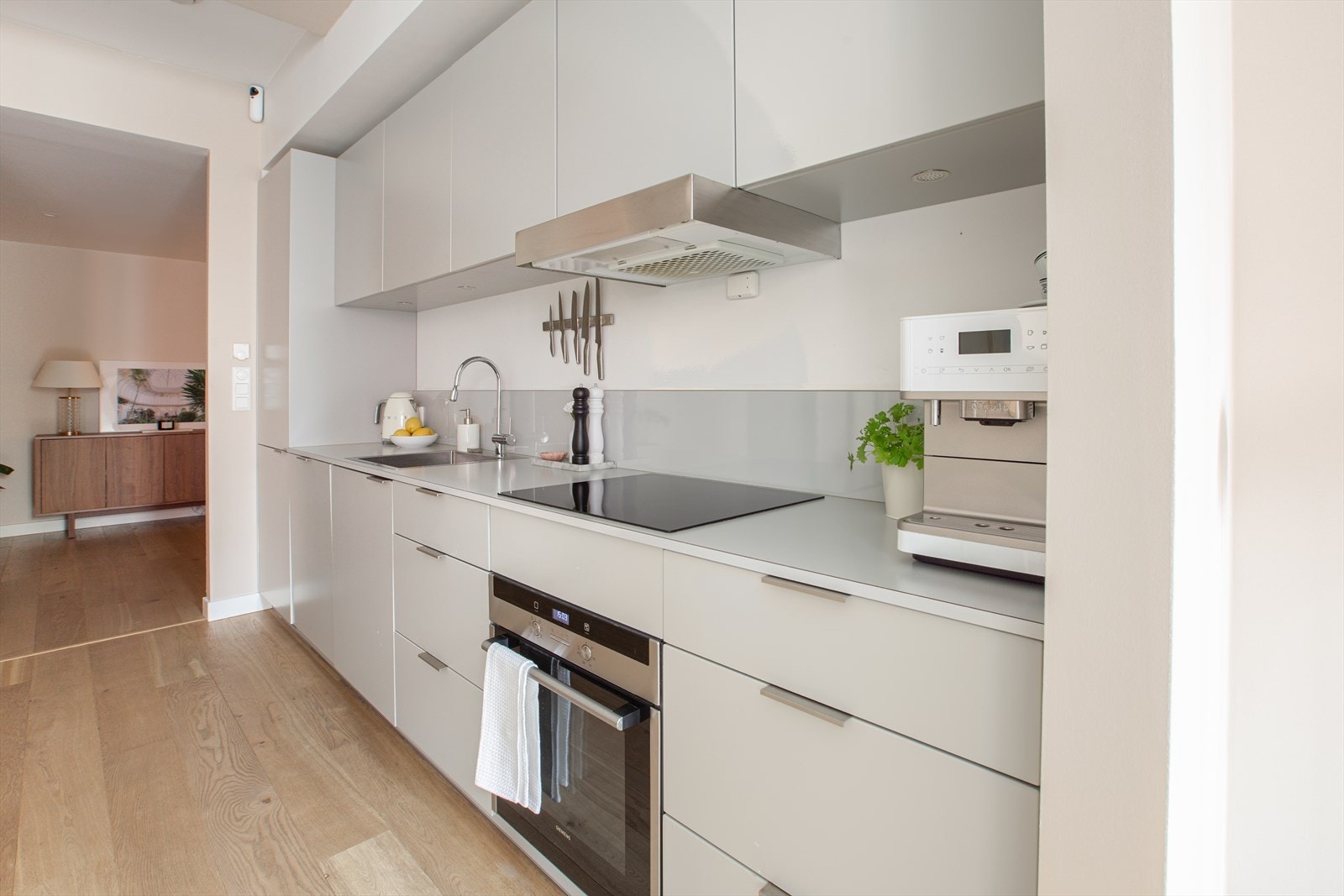 På kjøkkenet er det godt med skap- og benkeplass. Galleribilde