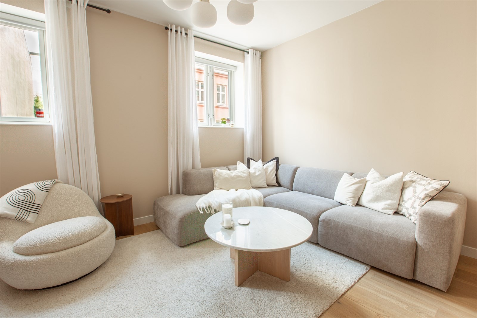 De gode vindusflatene i kombinasjon med den svært gode takhøyden gir en romslig og varm atmosfære der mye naturlig lys får slippe inn. Galleribilde