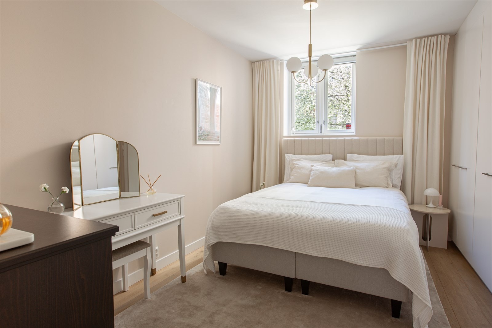 Soverom 2 oppleves lunt og romslig, og har både plassbygde skap, plass til dobbeltseng, nattbord, samt annet møblement. Galleribilde