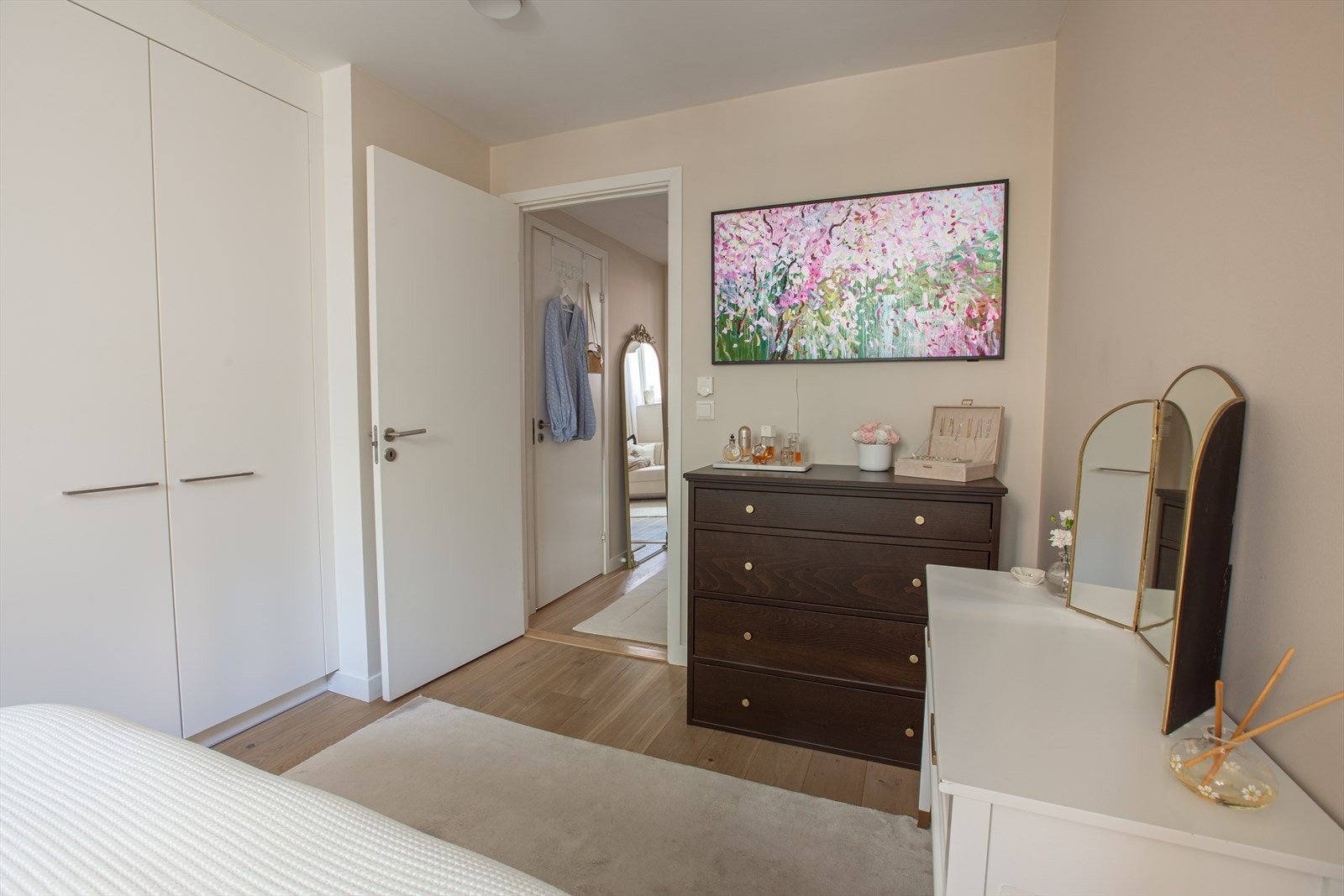 Soverom 2 oppleves lyst og romslig, der naturlig lys slipper inn og skaper en lun og koselig atmosfære til ulike tider av døgnet. Galleribilde