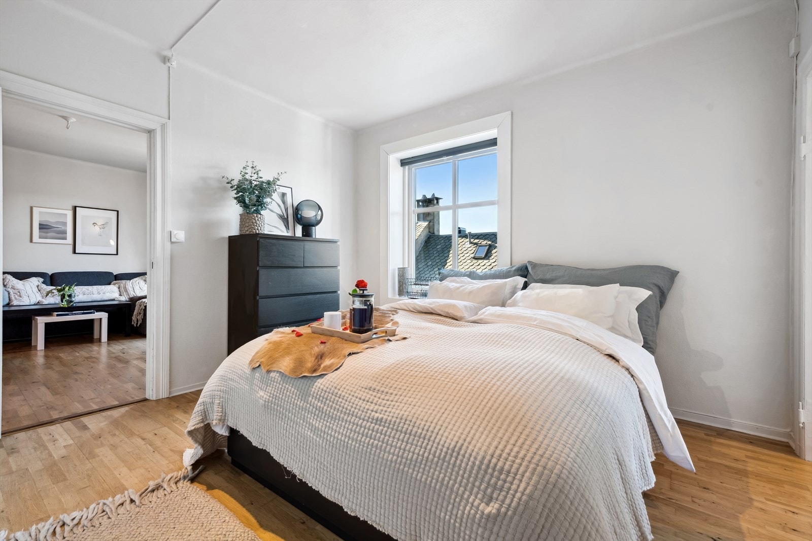 Soverommet har plass til dobbeltseng, kommode og en stor skyvedørsgarderobe. Galleribilde