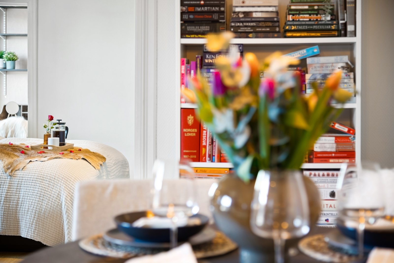 Fra stuen er det inngang til leilighetens soverom. Galleribilde