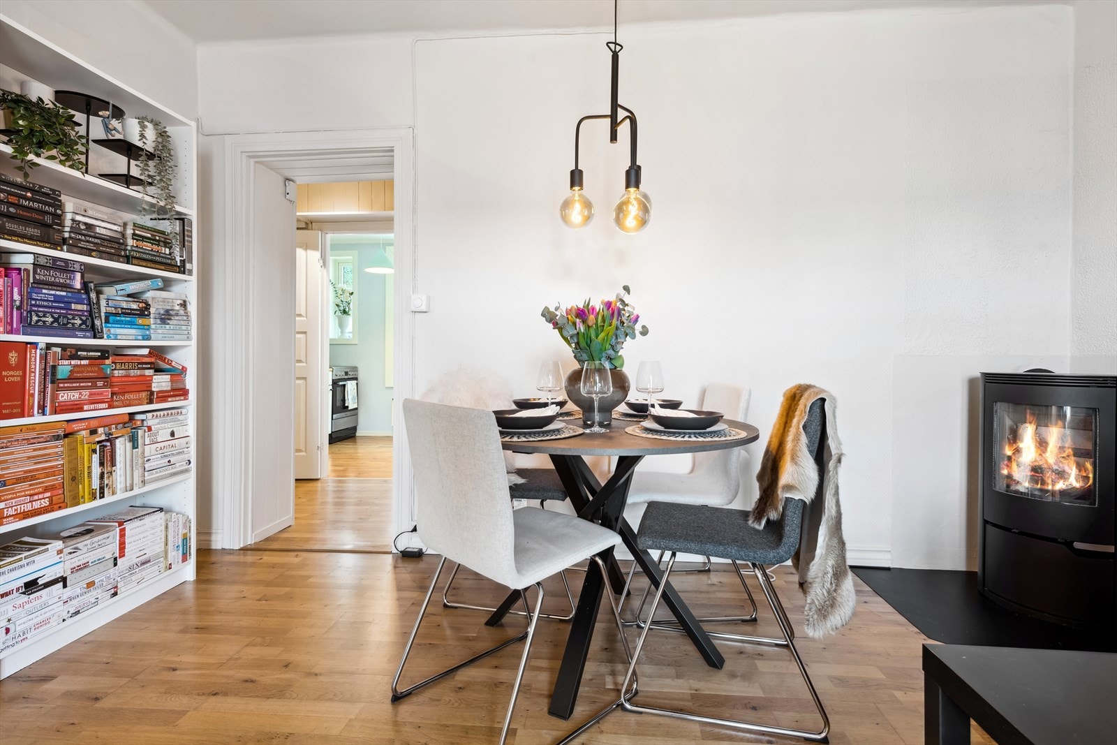 Romslige stue på 17,34m² med god plass til en spisegruppe, sofa og Tv-benk. Galleribilde