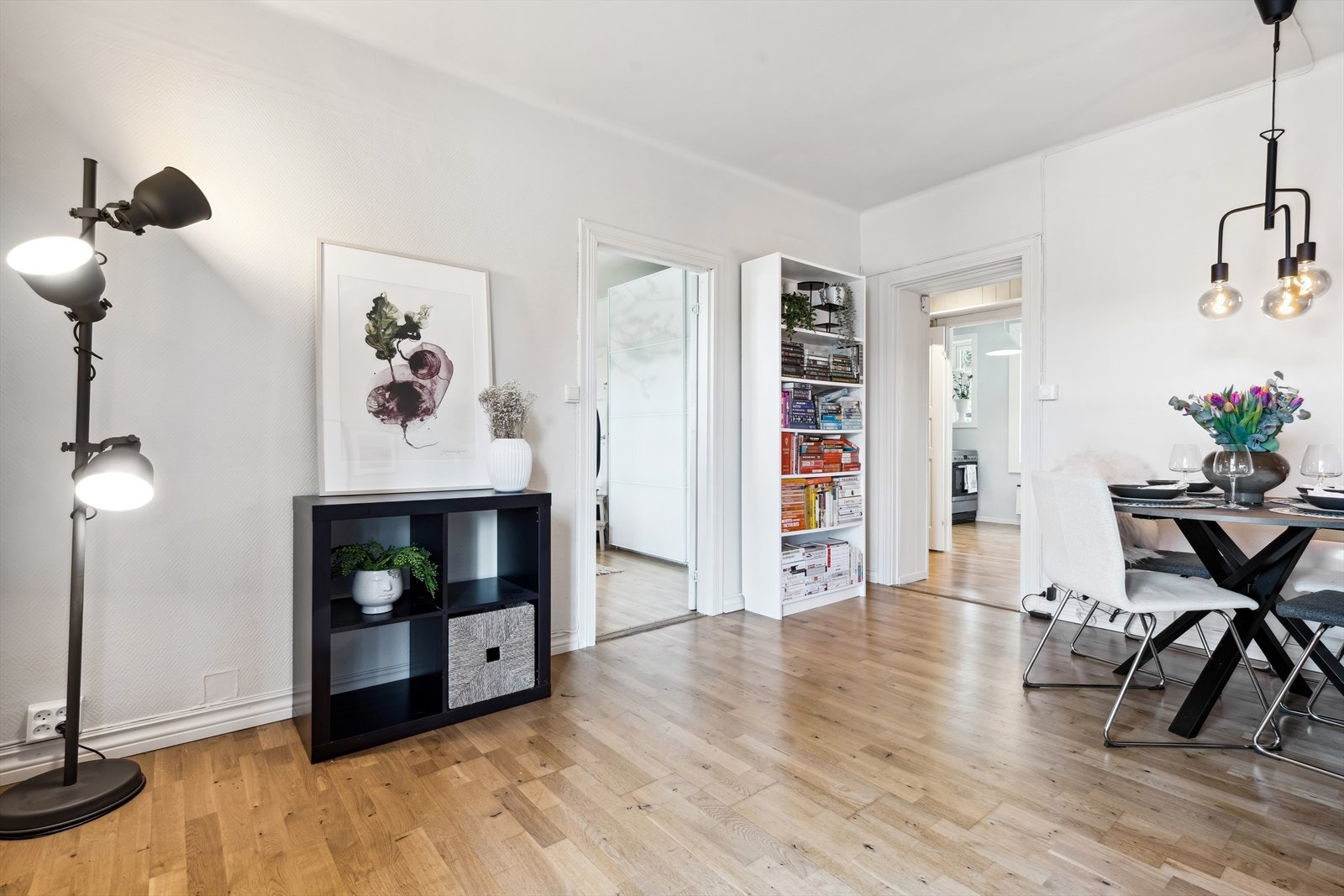 Stuen har pent naturlig lysinnslipp og god takhøyden på 2,54 meter. Galleribilde