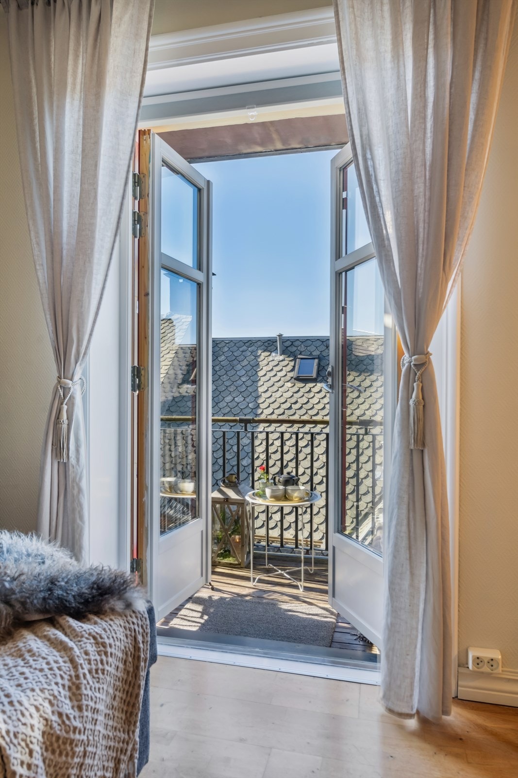 Fra stuen er det utgang til en koselig altan. Galleribilde