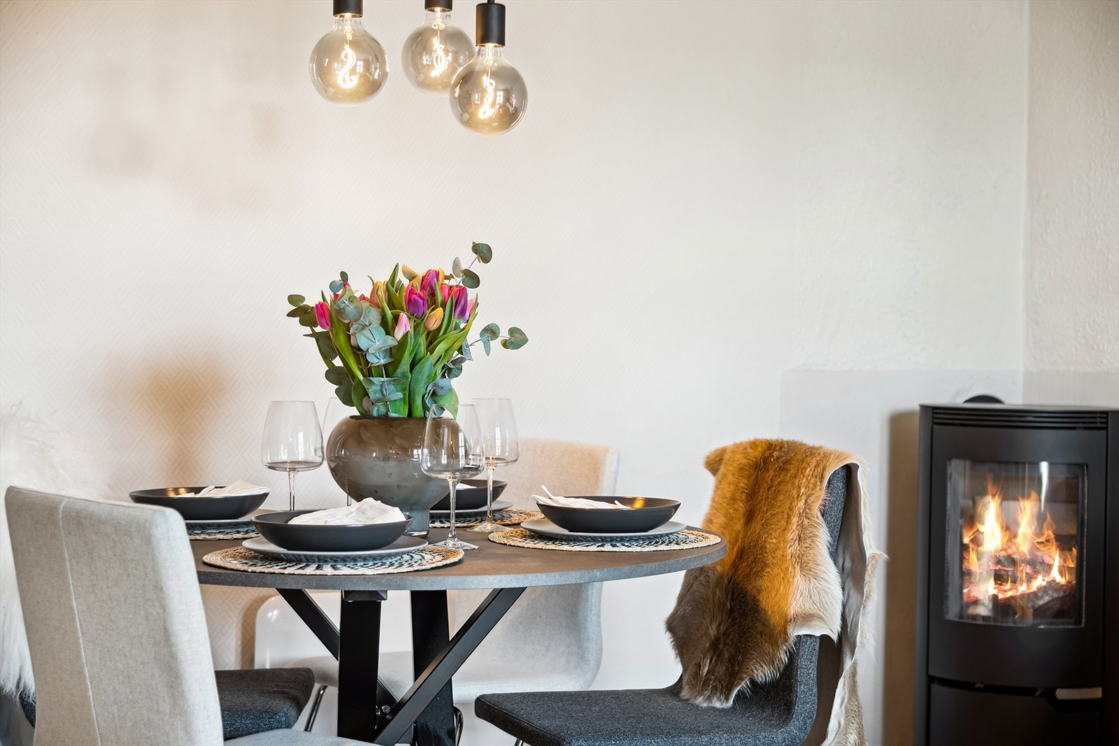 I tillegg er det peis som varmer godt på kalde vintre. Galleribilde